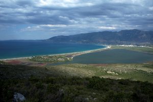 Photo panoramique d'Oricum, le bord de mer et la lagune © Octopus Foundation