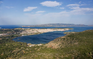 La lagune d'Argostoli (ville principale de l'île de Kefalonia) est une étendue d'eau de mer peu profonde de 1,6 km de long, reliée à la mer par des passages construits dans le pont pédestre. Plusieurs dizaines de tortues y résident très fréquemment. © Andy Guinand / Fondation Octopus 