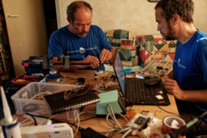 Sébastien Rousseau et Quentin Orhant en train de réparer une balise REMORA à Lampedusa © Octopus Foundation