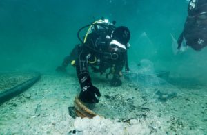 Le panier en osier et les pièces qui s'y trouvaient sont prélevées les unes après les autres. A chaque étape, un nouveau modèle 3D est réalisé © Fondation Octopus