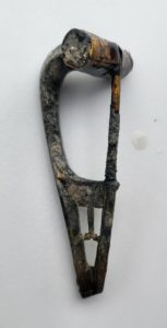 La fibule retrouvée sur le site © Fondation Octopus