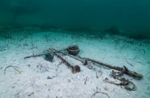 Parmi les pièces retrouvées, une série de pièces métalliques incluant un creuset, des mors de chevaux et une dolabre, sorte de hache-pioche que les légionnaires utilisaient très régulièrement © Fondation Octopus