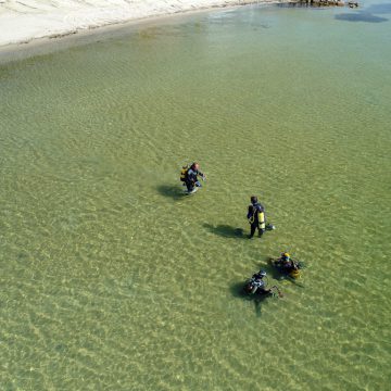 Photographiés par un drone de la Fondation Octopus, les plongeurs de l’association Peau-Bleue se préparent à une plongée de recensement des Syngnathidés dans la lagune de Thau. © Octopus Foundation